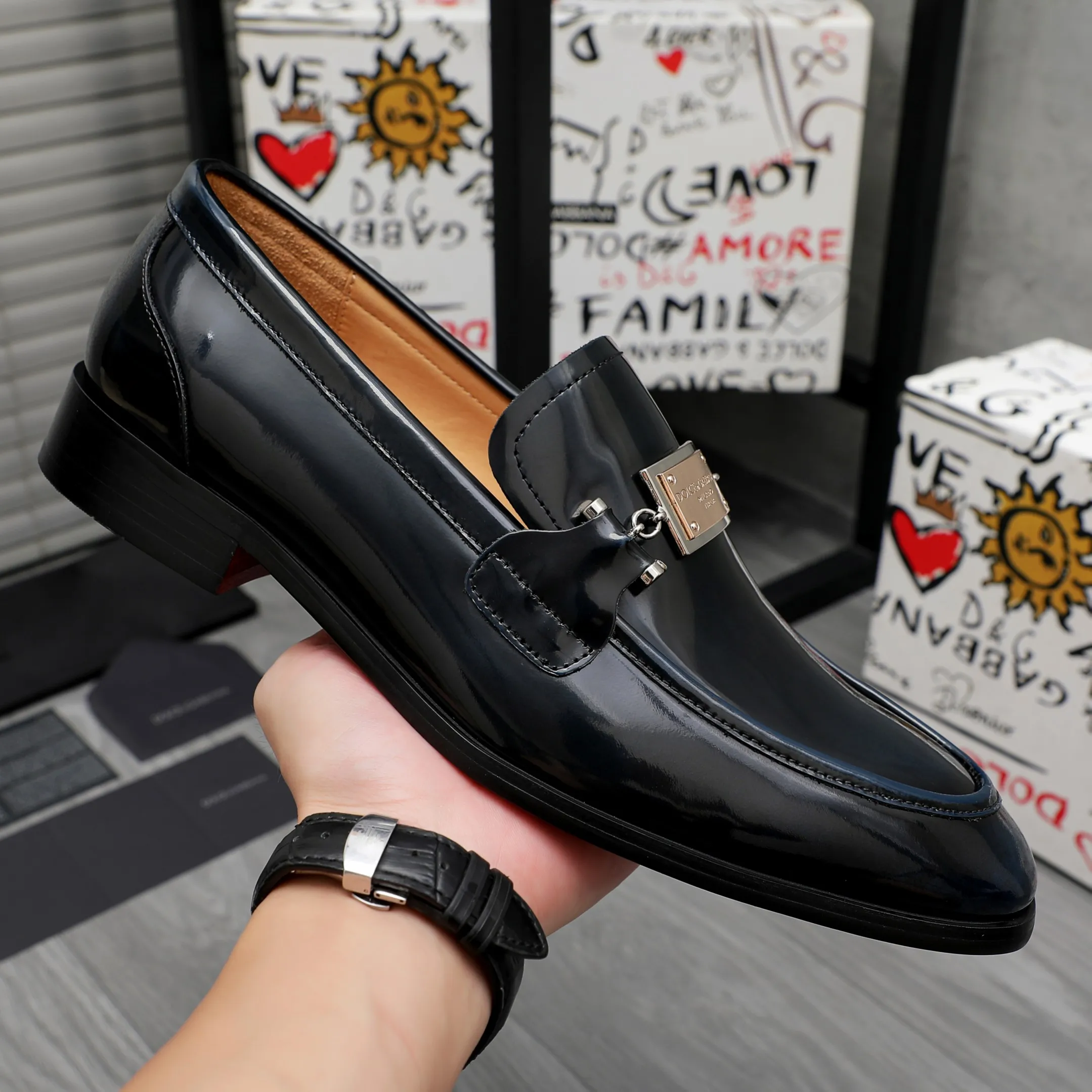 Men's shoes 💰500 Product trademark: DG (Dolce & Gabbana) business casual leather shoes Regular size: 38-45 (45 is custom-made and non-returnable) Product materials: Selected pearlescent polished cowhide upper, cowhide lining, original outsole